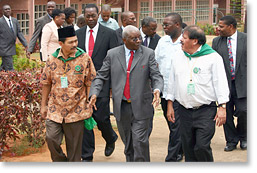 President of Mozambique Armando Guebuza (center) with Via Campesina leaders Henry Saragin (left) and Rafael Alegria (right).